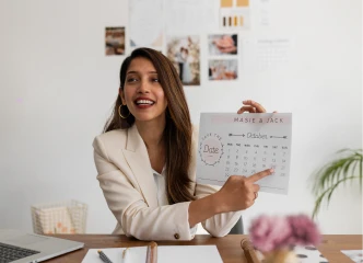 Cliente mostrando calendario de pagos para compra de joyas a crédito