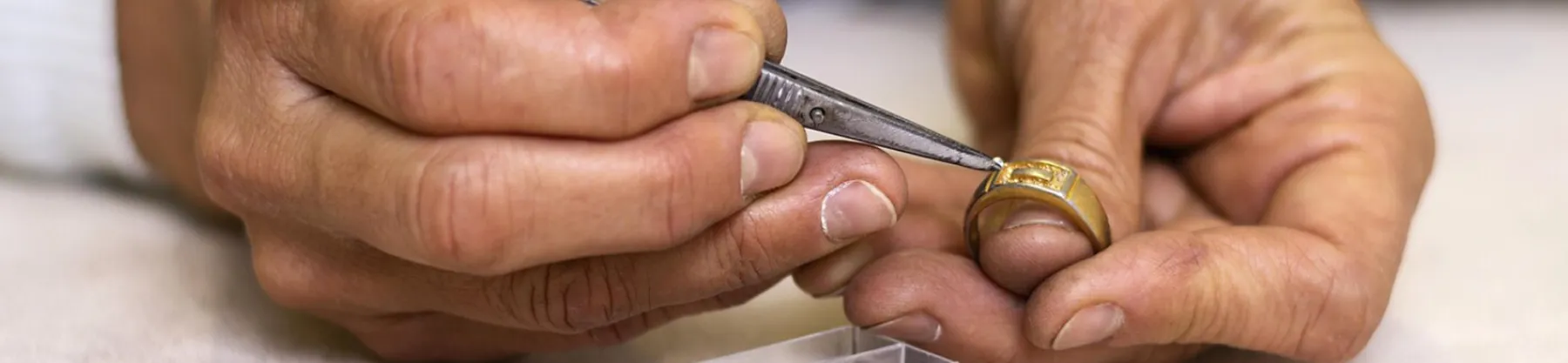 Especialista de Presta Prenda tasando joyas de oro