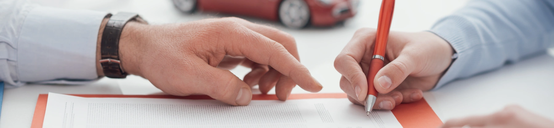 Persona entregando documentos para empeñar su auto