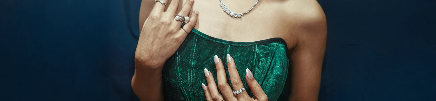 Mujer usa oro blanco después de comprarlo